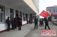 驻马店东风派出所到敬老院慰问暖人心