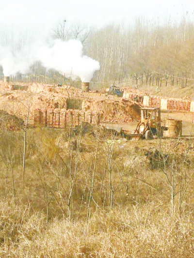 不顾国家明令禁止每天出七八万块砖 开封土柏岗乡惊现黏土砖窑