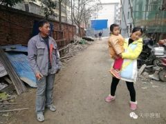 驻马店两岁女童卡在防盗窗 3名工人托举近20分钟