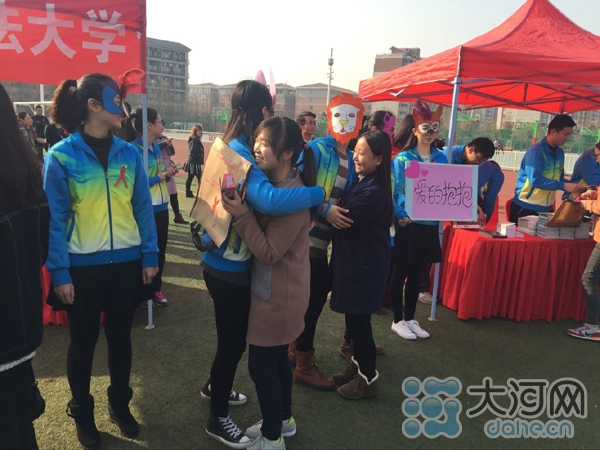 郑州前10个月新增艾滋病例430人 同性传播超半数