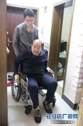 小伙照顾患病父亲十几年：这是儿子应该做的