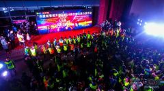 场面震撼！千余名大学生荧光夜跑！大河网全程记录