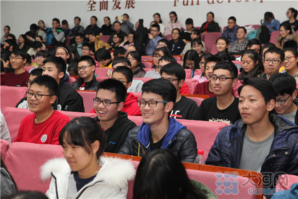 iTsinghua学堂首次走进河南高中 胡钰大咖与郑外学子畅谈大学与青春