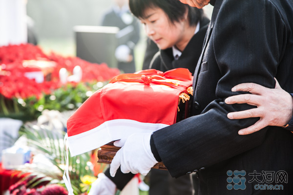 开国将领余品轩逝世35周年 少将子女为其举行安葬仪式