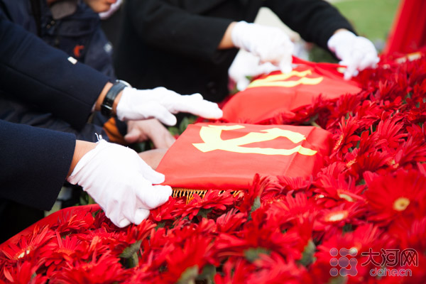 开国将领余品轩逝世35周年 少将子女为其举行安葬仪式
