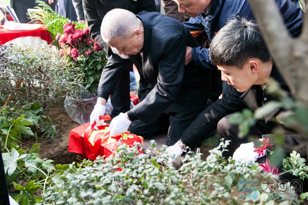 开国将领余品轩逝世35周年 少将子女为其举行安葬仪式