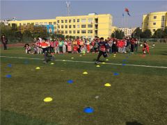 平舆县古槐二小：小学生绿茵场上畅享快乐