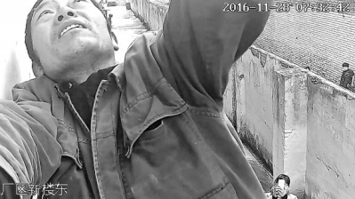 驻马店一女童被卡防盗窗 民工搭人梯协力救援