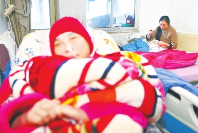 “傻”保姆十年如一照顾植物人 她把患者当姐姐