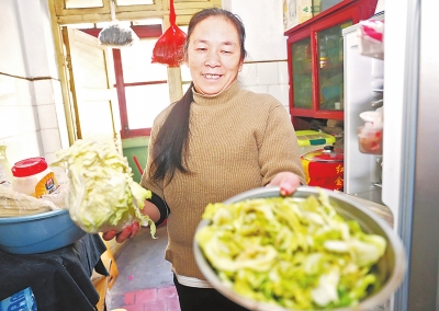 “傻”保姆十年如一照顾植物人 她把患者当姐姐