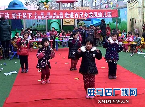 孩子们为叔叔阿姨表演节目.jpg