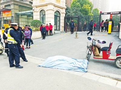 与老伙计约好一起买菜 老人摔倒在小区门口再没起来
