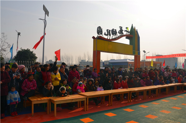 11.家长们正在为孩子们加油！.jpg