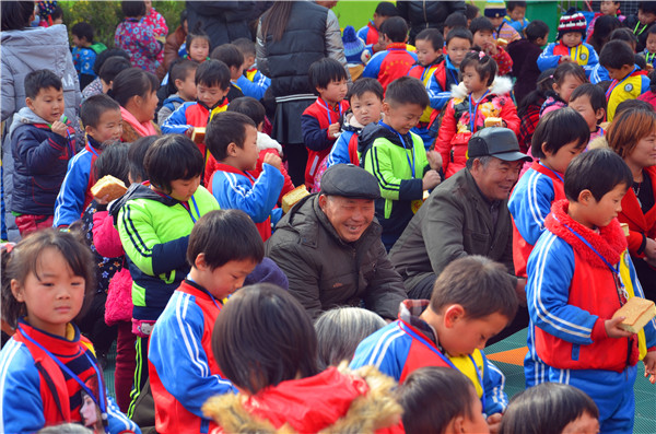 18.感恩活动（为爷爷奶奶捶捶背、揉揉肩）.jpg