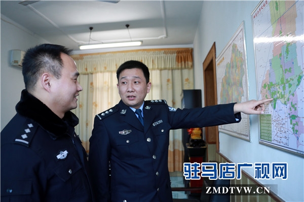 刘浩南与民警一起研究辖区治安状况1.jpg