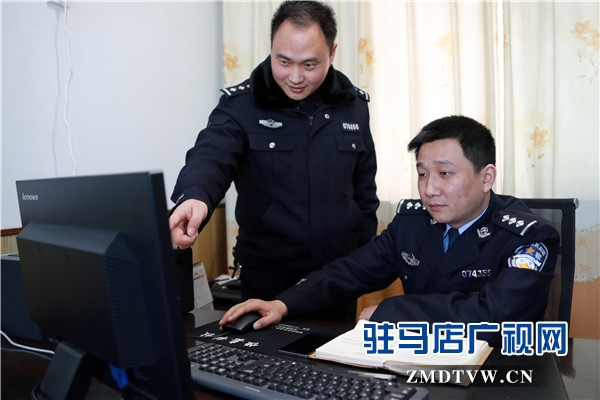 刘浩南与民警一起研究抓捕网上逃犯.jpg