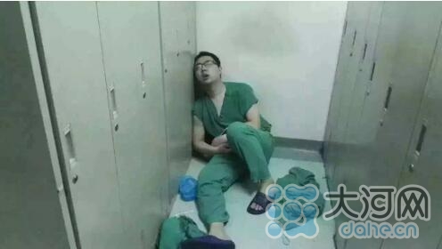 2016年感动河南的10张医务照片 看的越多越泪奔