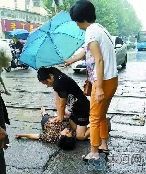 2016年感动河南的10张医务照片 看的越多越泪奔