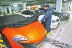 郑州一车库20多辆豪车遭毁 嫌疑人疑似患精神病