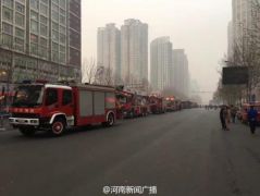 新世界百货大火未完全扑灭 紫荆山路临时封路