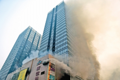郑州新世界百货昨日突发大火 幸无人员伤亡