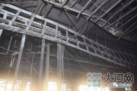 大河网记者探访郑州新世界百货火灾后现场 高层逃生必看