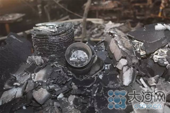 大河网记者探访郑州新世界百货火灾后现场 高层逃生必看