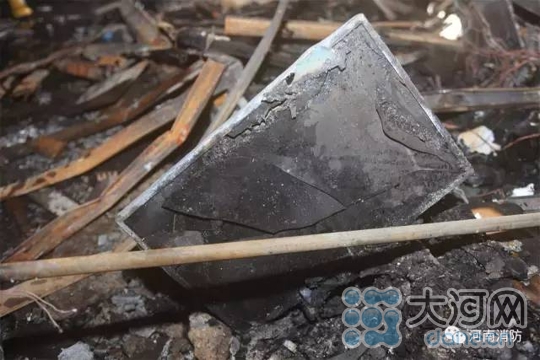 大河网记者探访郑州新世界百货火灾后现场 高层逃生必看