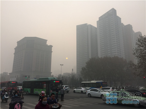 雾霾锁城 郑州校园比往日冷清多了