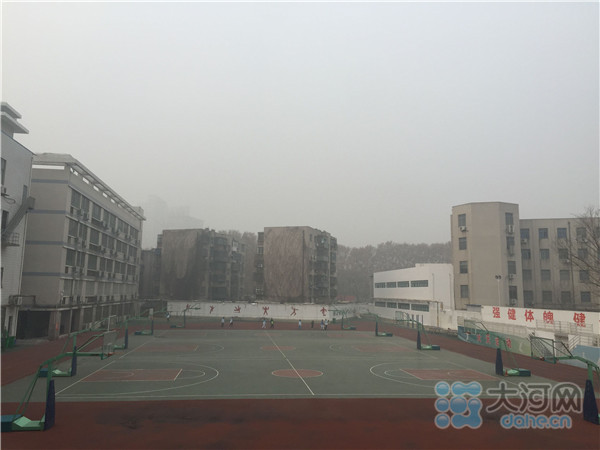 雾霾锁城 郑州校园比往日冷清多了