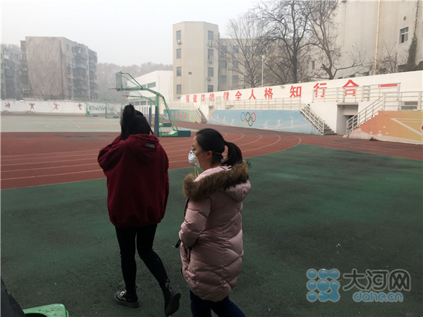 雾霾锁城 郑州校园比往日冷清多了