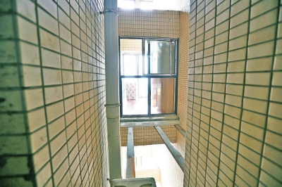 郑州一小区业主不听劝阻 25楼建起“空中楼阁”