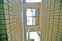 郑州一小区业主不听劝阻 25楼建起“空中楼阁”