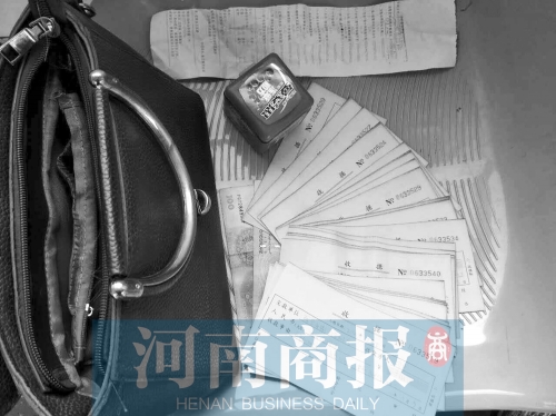 姑娘在公交车上丢了个包 竟“引出”失联的男友
