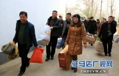 西平摄影家协会为山区特困户送温暖