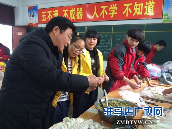 第十九中学校长蔡雪涛教同学们包饺子.jpg