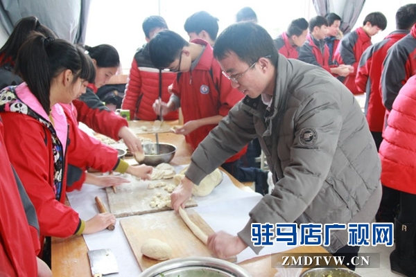 擀饺子皮也是技术活.jpg