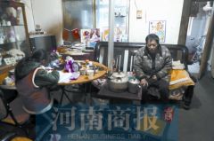 “在窗户下放东西”接济他们 邻居坚持了七八年