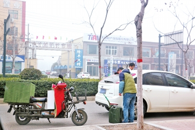 开封现骑电动车兜售汽油“速递员” 油品来源不明