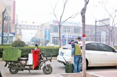 开封现骑电动车兜售汽油“速递员” 油品来源不明