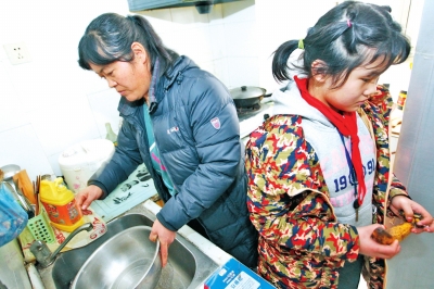 女儿在郑州走失 12年了爸爸妈妈还在嵩山路等她