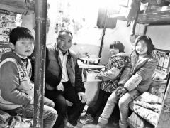 母亲离家 中牟一家庭三个孩子户口问题难解决