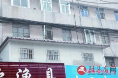 驻马店市区一居民楼惊现“屋外屋”