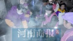 郑州市民每天5点多起床为环卫工人熬粥 一送一年多