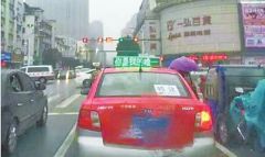 信阳小伙承包千辆出租车顶灯 打出我爱你向女子表白