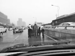 郑州协警帮市民推车 背影照引来点赞无数