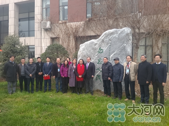 全国十余位新闻“大咖”齐聚郑大 研讨媒体创新 倡议设记者健康日