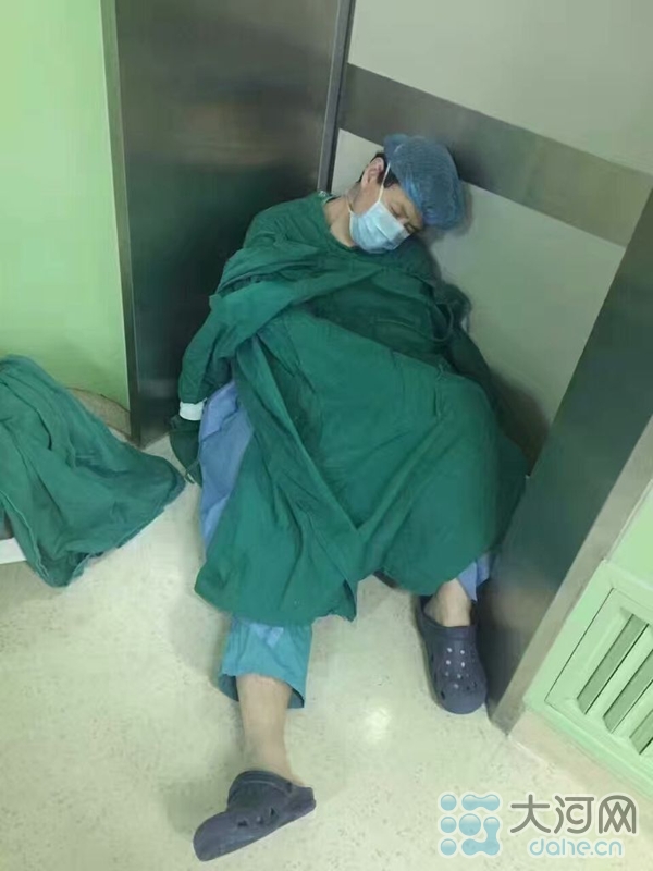 郑州医生连续工作34小时靠墙角睡着 网友称心疼