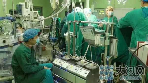 郑州医生连续工作34小时靠墙角睡着 网友称心疼