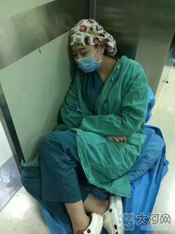 郑州医生连续工作34小时靠墙角睡着 网友称心疼
